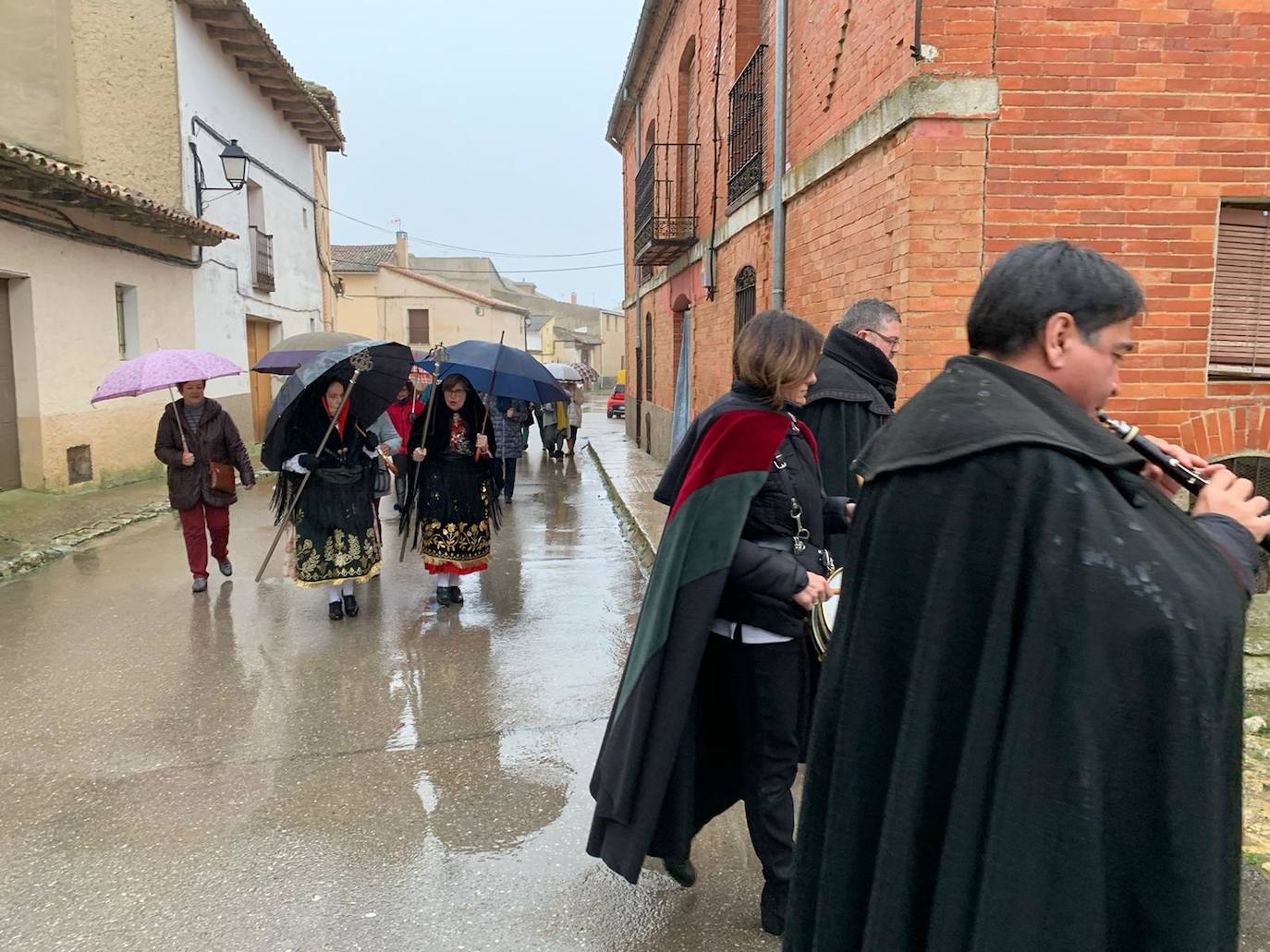 La diputada va a buscar con la música a la mayordoma y después van a misa con todas la cofrades. 