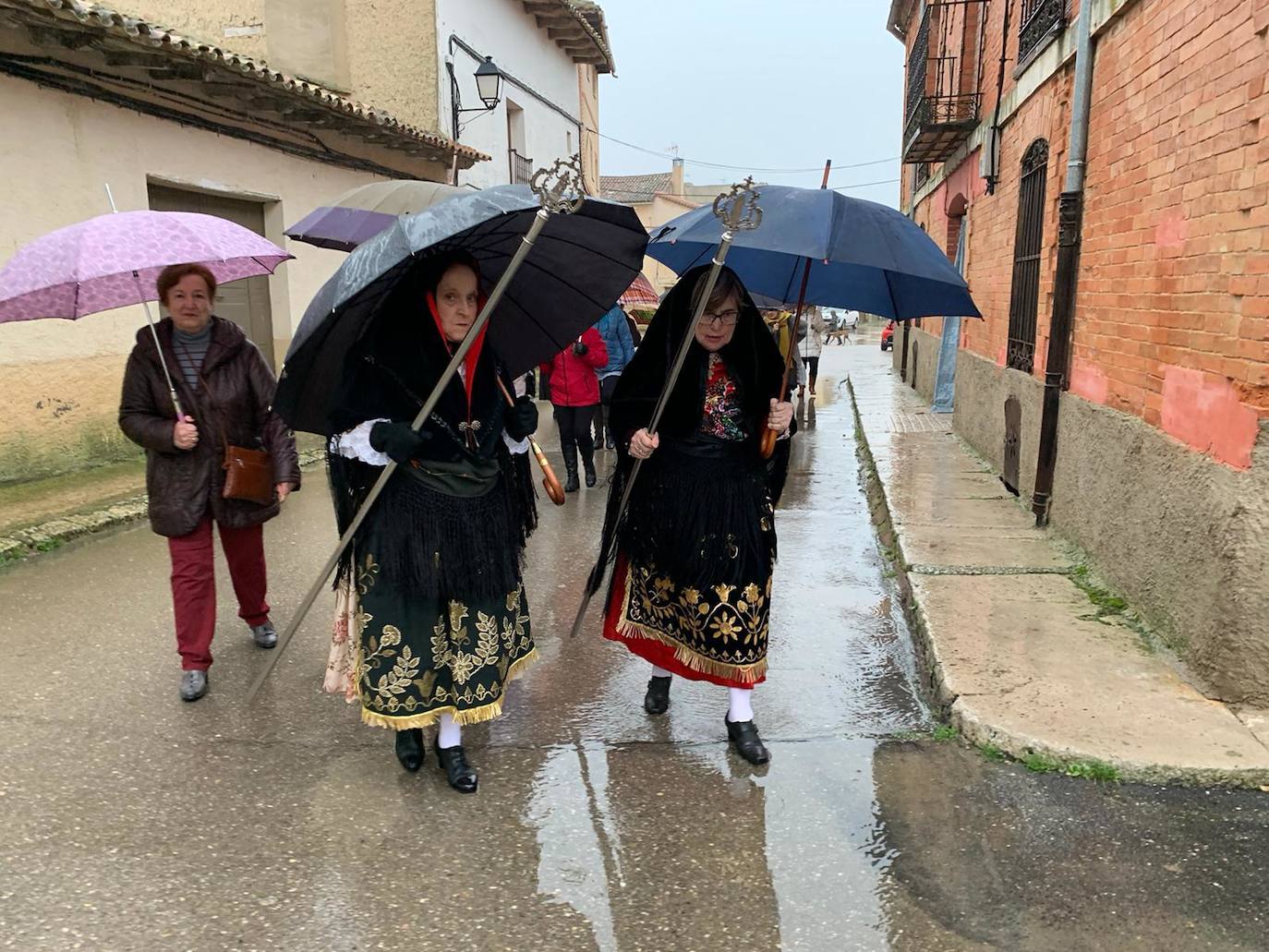 La diputada va a buscar con la música a la mayordoma y después van a misa con todas la cofrades. 