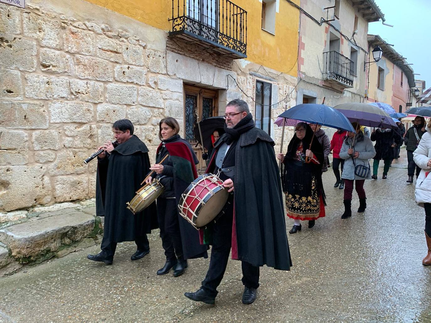La diputada va a buscar con la música a la mayordoma y después van a misa con todas la cofrades. 