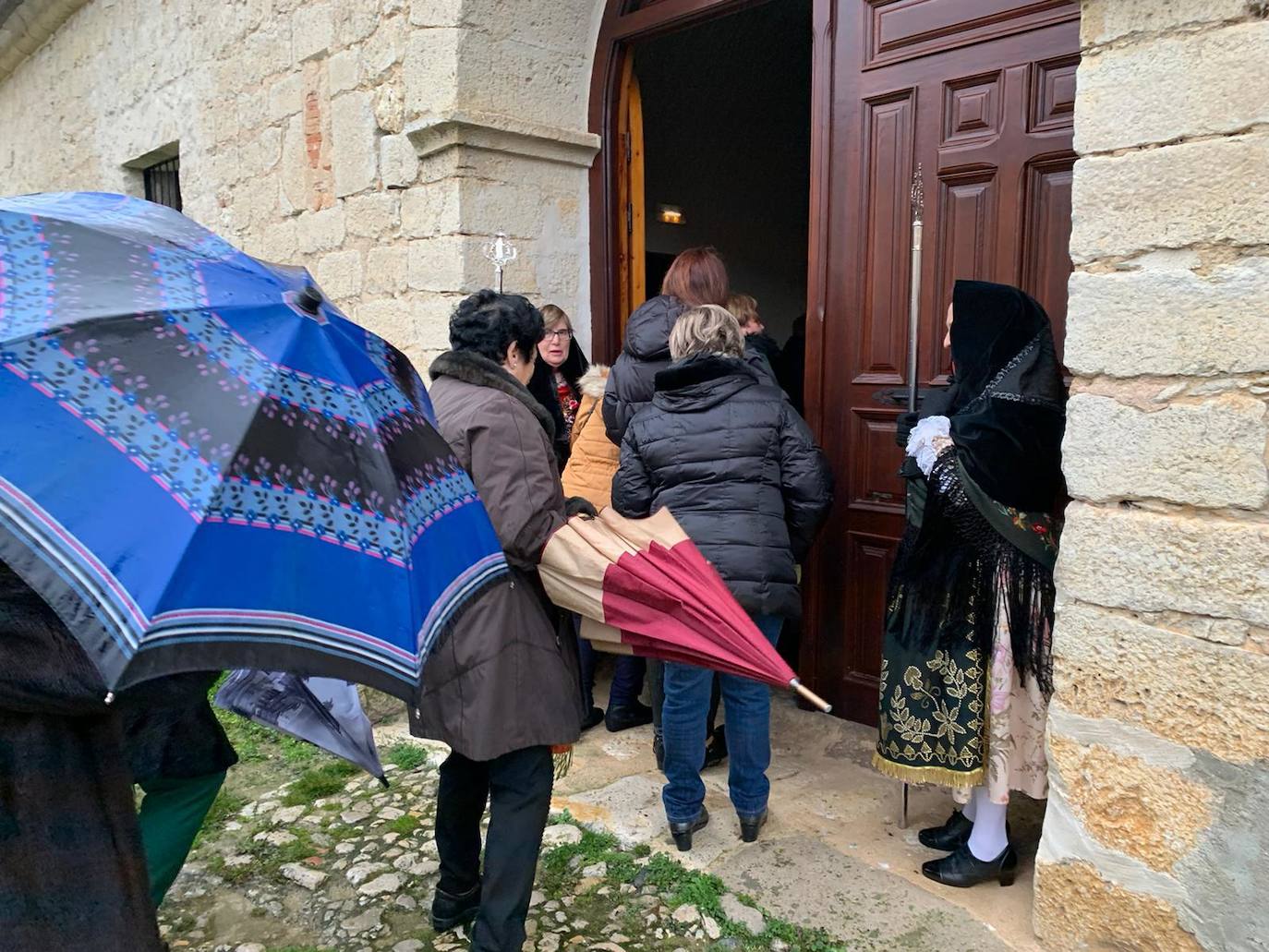 La diputada va a buscar con la música a la mayordoma y después van a misa con todas la cofrades. 