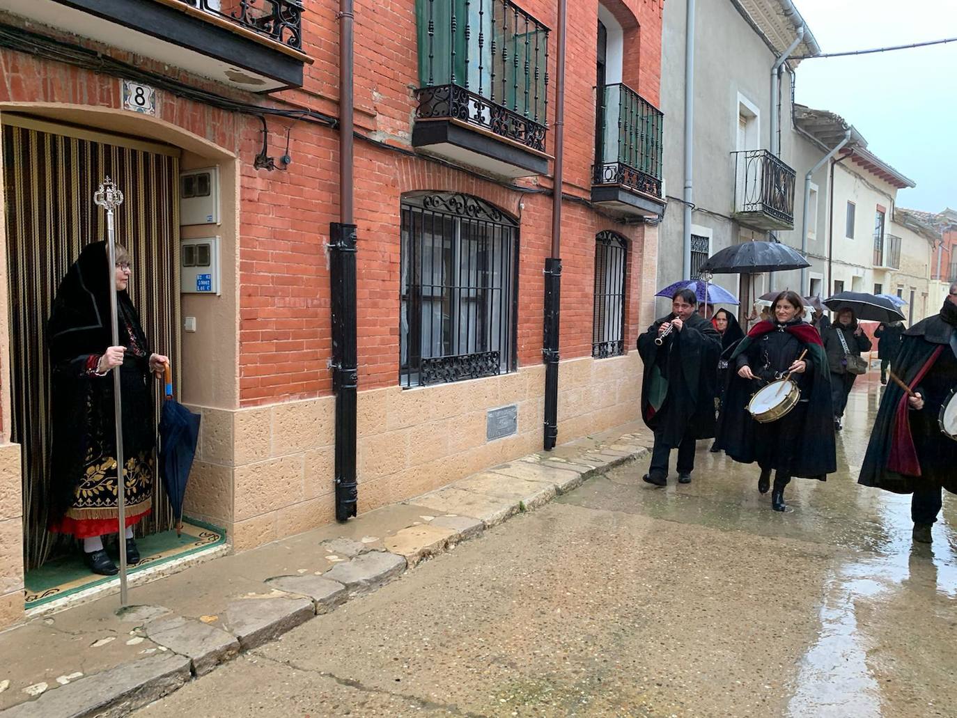 La diputada va a buscar con la música a la mayordoma y después van a misa con todas la cofrades. 