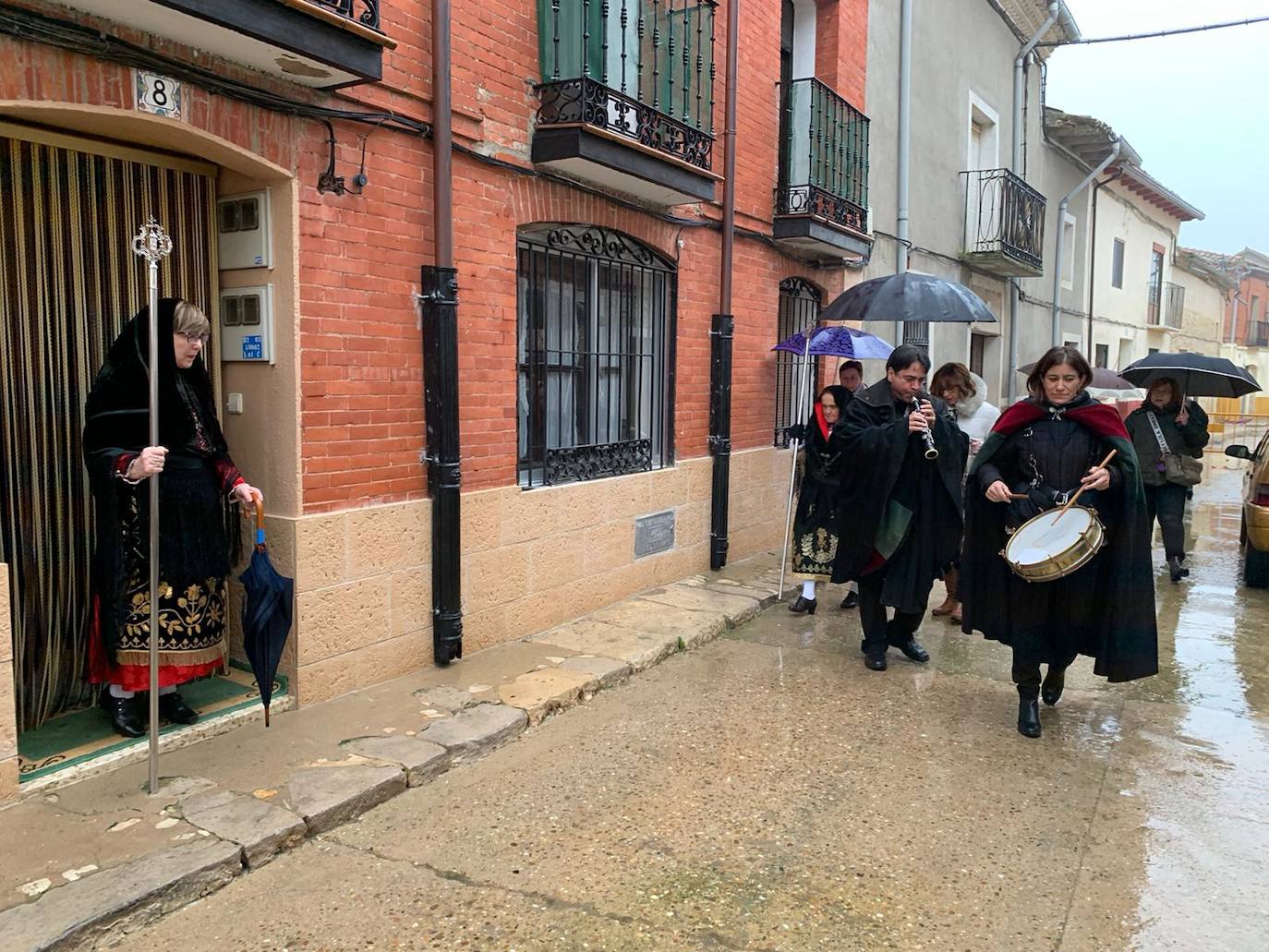 La diputada va a buscar con la música a la mayordoma y después van a misa con todas la cofrades. 