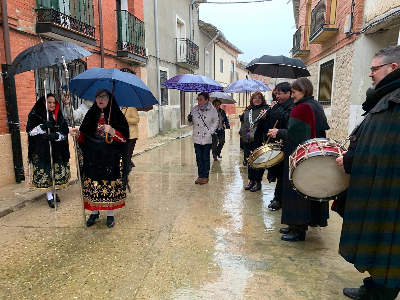 La diputada va a buscar con la música a la mayordoma y después van a misa con todas la cofrades. 