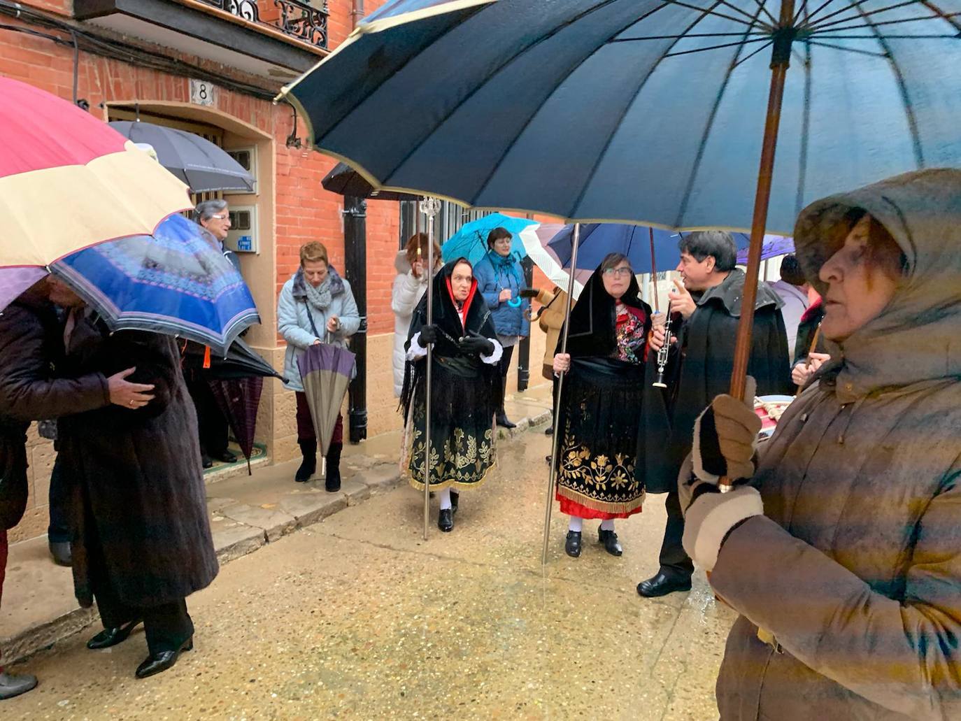 La diputada va a buscar con la música a la mayordoma y después van a misa con todas la cofrades. 