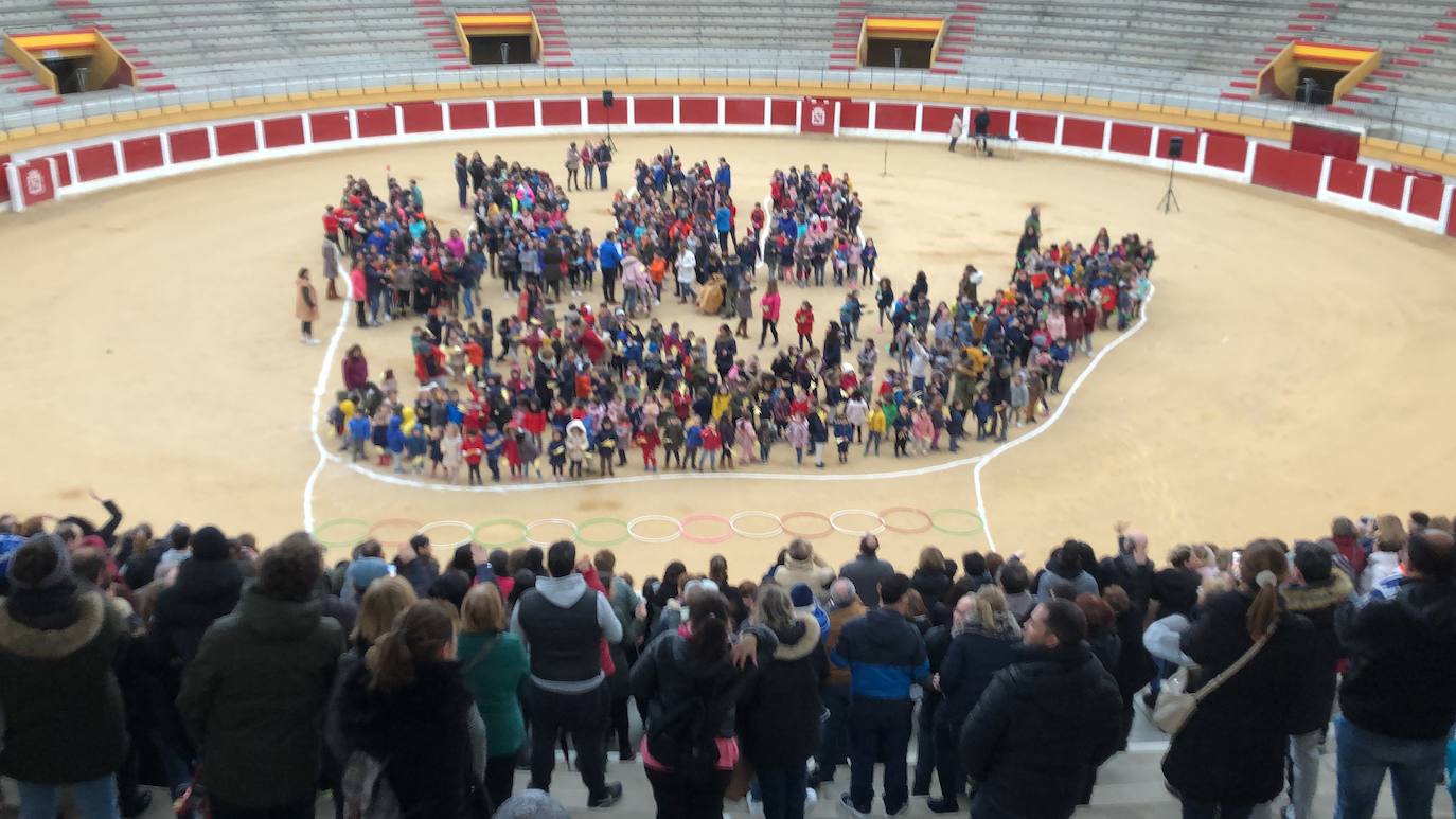 El CEIP Alvar Fañez de la localidad vallisoletana de Íscar celebra el Día de la Paz.