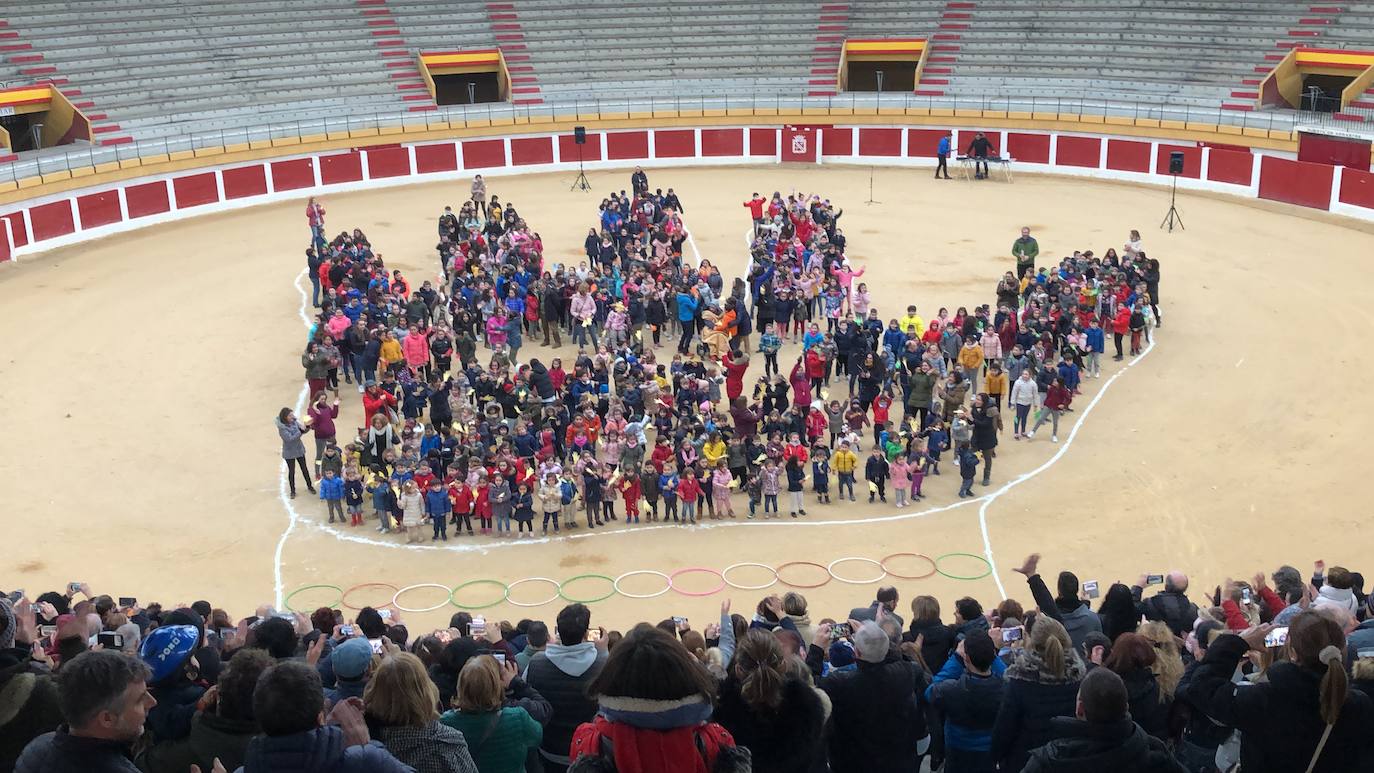 El CEIP Alvar Fañez de la localidad vallisoletana de Íscar celebra el Día de la Paz.