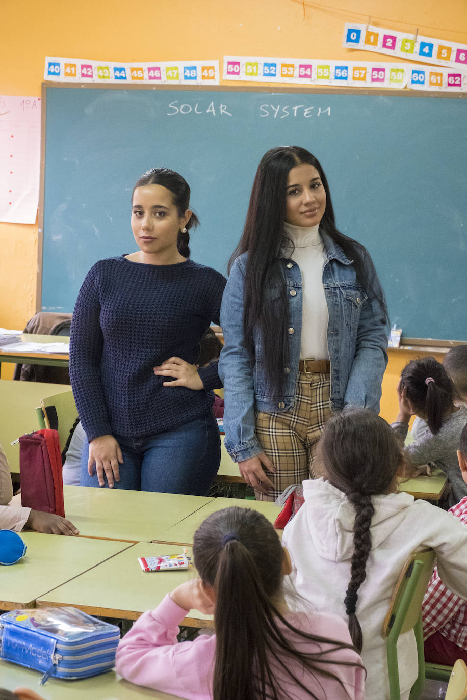 Cristina y Yoana, hermanas gitanas en el colegio Cristóbal Colón de Pajarillos, en Valladolid.