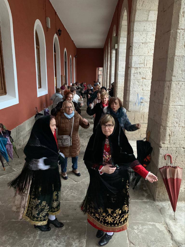 La diputada va a buscar con la música a la mayordoma y después van a misa con todas la cofrades. 