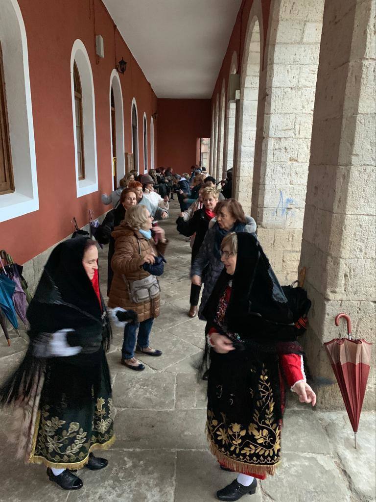 La diputada va a buscar con la música a la mayordoma y después van a misa con todas la cofrades. 