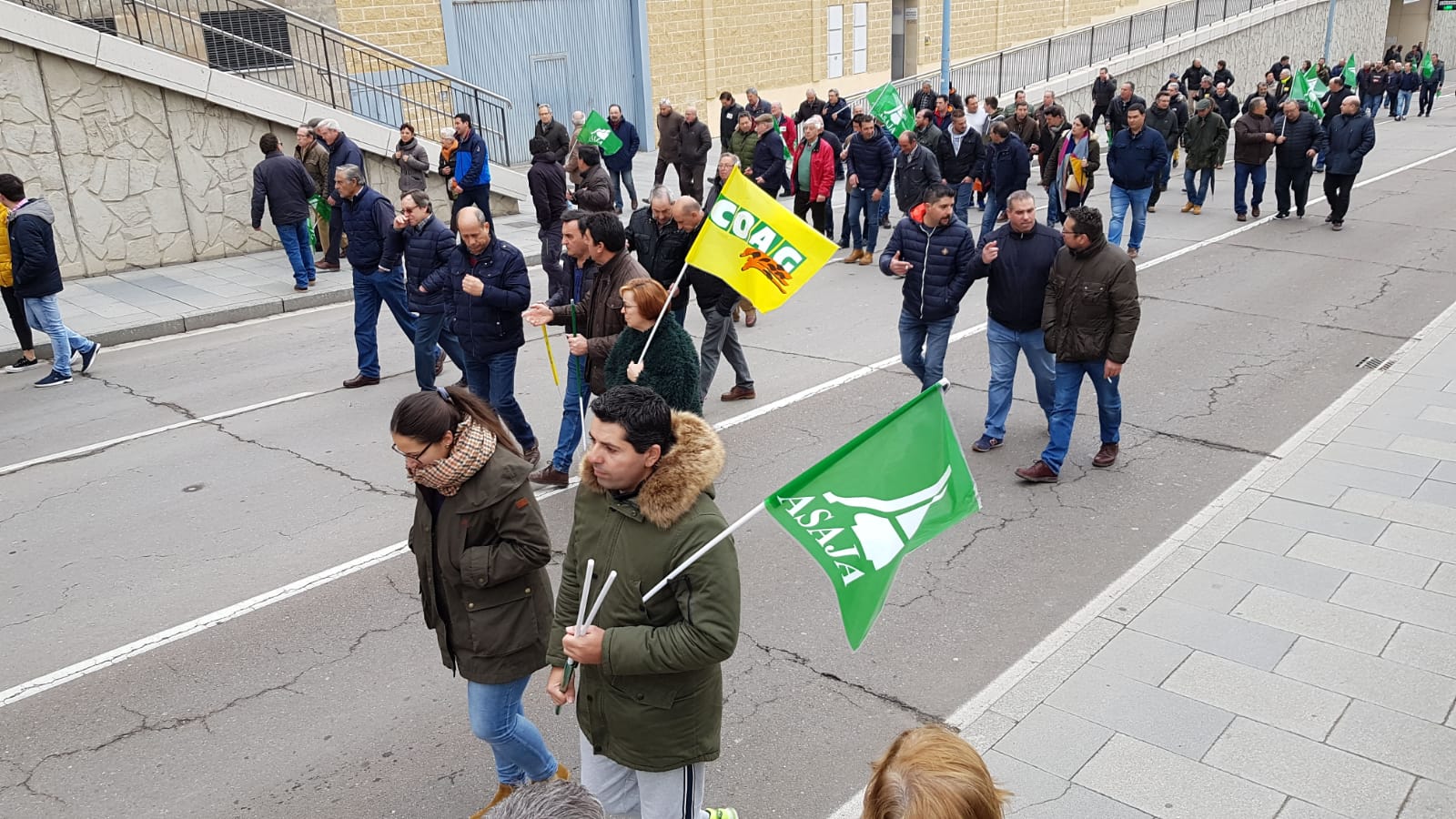 Unas 3.000 personas, acompañados por unos 300 sectores, según cifras aportadas por los organizadores, han recorrido este jueves las calles de la ciudad de Salamanca para «hacerse oír» y «pedir apoyo» para el campo.
