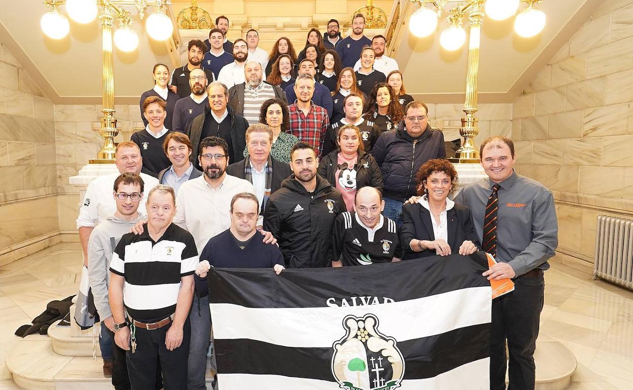 Foto de los Chamiosos en la escalinata del Ayuntamiento. 