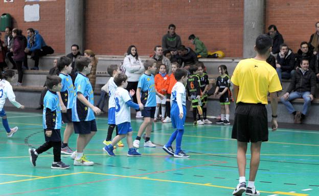 Un momento del partido disputado el pasado sábado entre Aula Cultural y Lourdes. De espaldas, Víctor Daniel Vargas.