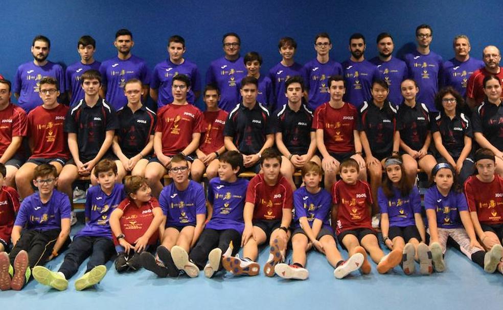 Jugadores, entrenadores y directivos del Club Valladolid Tenis de Mesa.