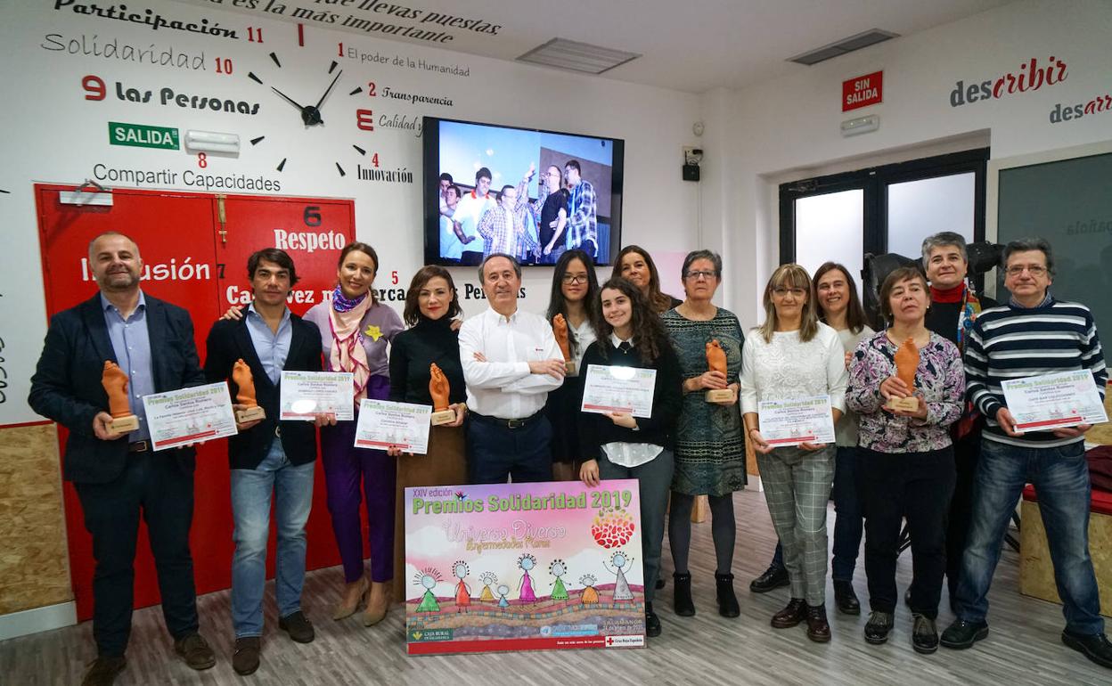 Foto de familia de premiados y responsables de Cruz Roja, durante el encuentro de ayer.
