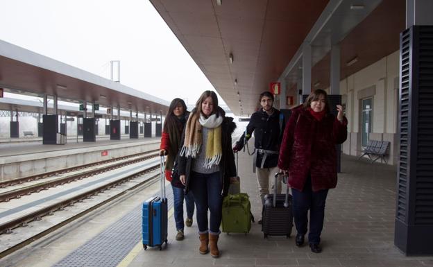 Varios jóvenes, con sus maletas, en la estación de Zamora, 