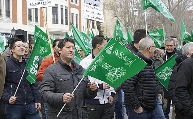 Varios manifestantes con diferentes pancartas. 
