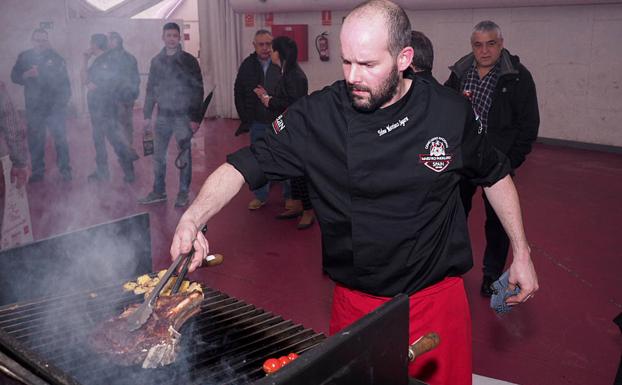 Uno de los parrilleros participantes, ayer en la Cúpula.