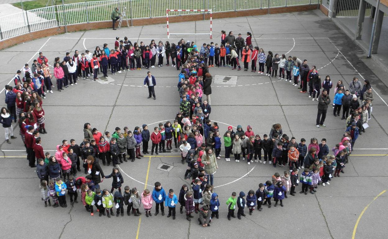 Alumnos palentinos celebran el Día de la Paz.