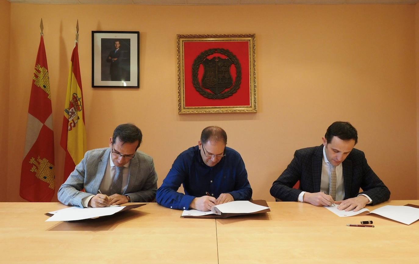 El delegado territorial de la Junta en Valladolid, Augusto Cobos, el presidente de la Diputación Provincial, Conrado Íscar, y el alcalde de Castromonte, Heliodoro de la Iglesia, firman un convenio.