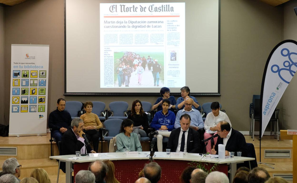 Aganzo, Delibes, O'Brien y González, en la mesa, durante la proyección del vídeo que recorrió las páginas de El Norte alusivas a Asprona. 