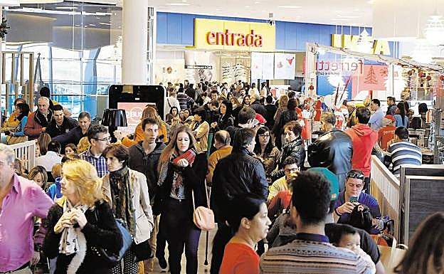 Consumidores realizan sus compras en un área comercial de Valladolid. 