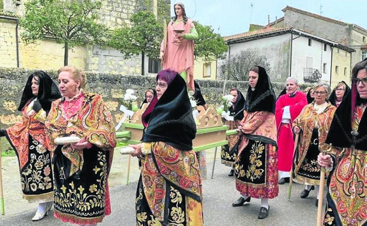 Procesión de las águedas con la Santa por las calles de la localidad.