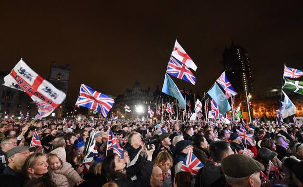 Imagen principal - Los londinenses celebraron a las 23:00 horas en España, su salida oficial de la UE ante el Parlamento británico.