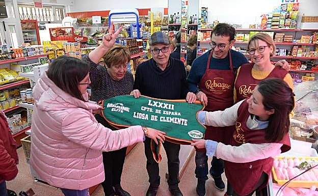Vecinos y empleados de Autoservicio Rebaque con la manteleta.