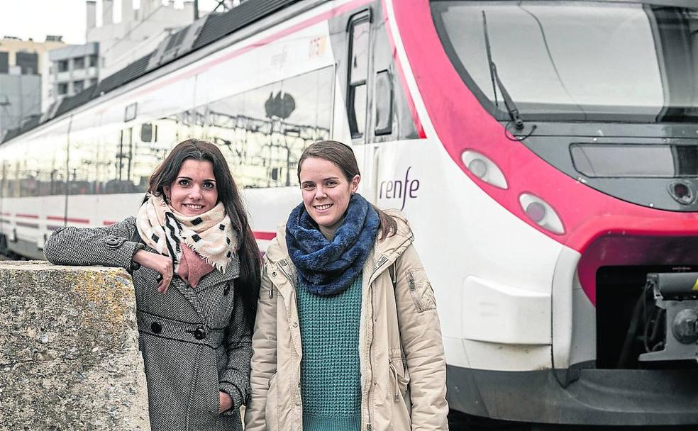 Eva García y Laura Martín, en la estación de tren de Ávila.