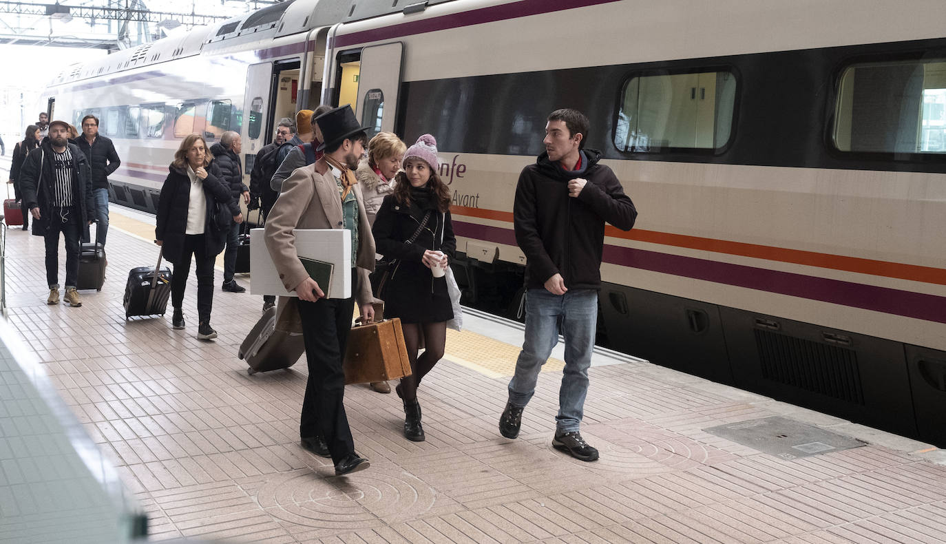 El escritor se reencarna y viajará en el Avant desde la capital de España a Valladolid todos los sábados hasta noviembre para promocionar un paquete turístico. 