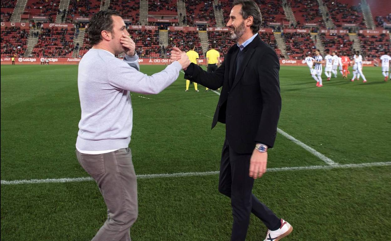 Sergio González y Vicente Moreno se saludan antes del comienzo del partido. 