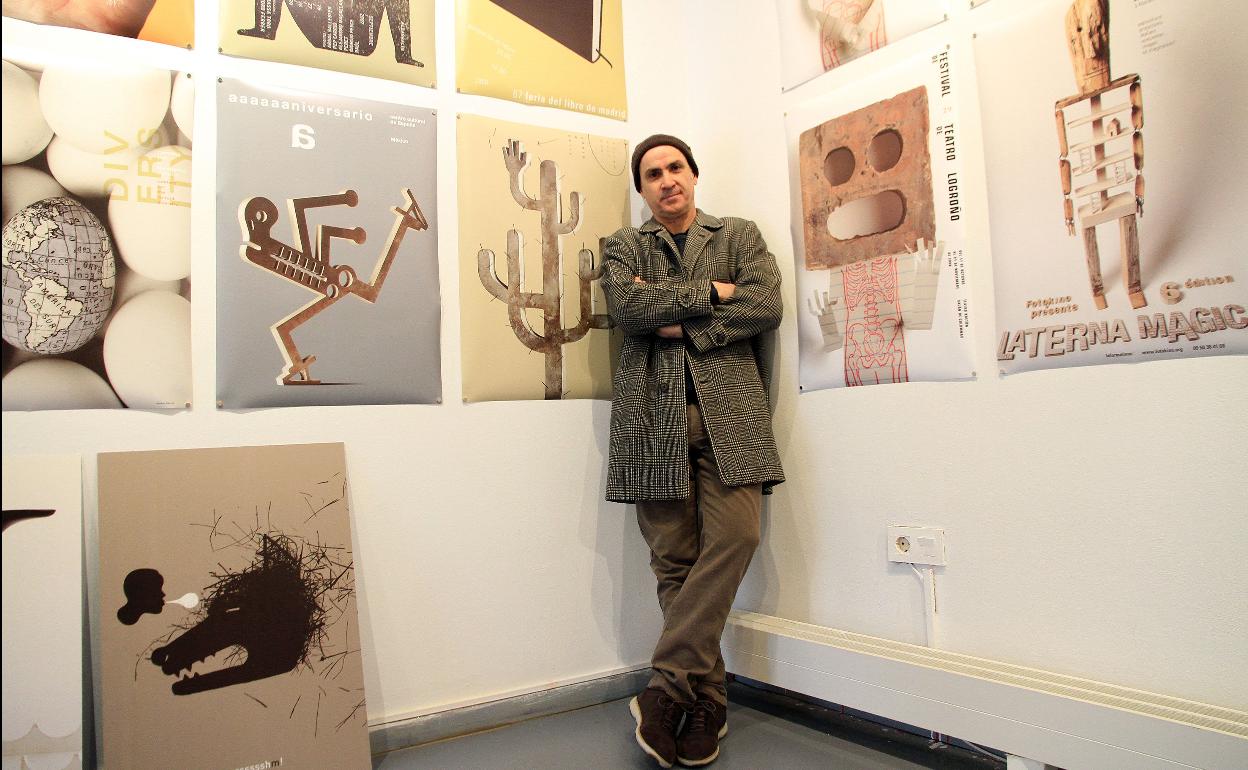 Isidro Ferrer posa frente a algunos de sus cuadros. 