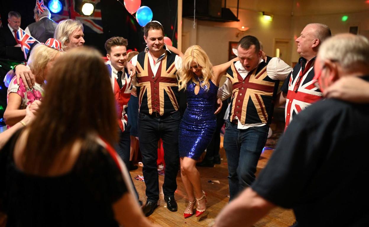 Partidarios del 'bexit' danzan para celebrarlo en Warrington, al noroeste de Inglaterra.