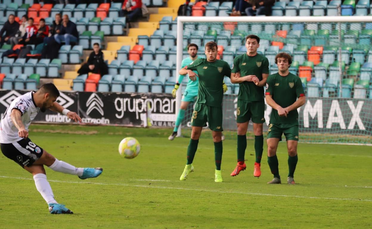 Falta del gol de Martín Galván ante el Bilbao Athletic. 