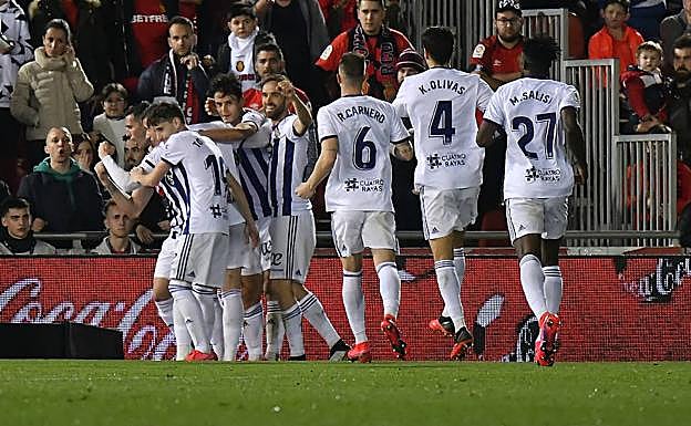 Los jugadores del Real Valladolid celebran el gol de Ünal que les sirvió para ganar al Mallorca. 