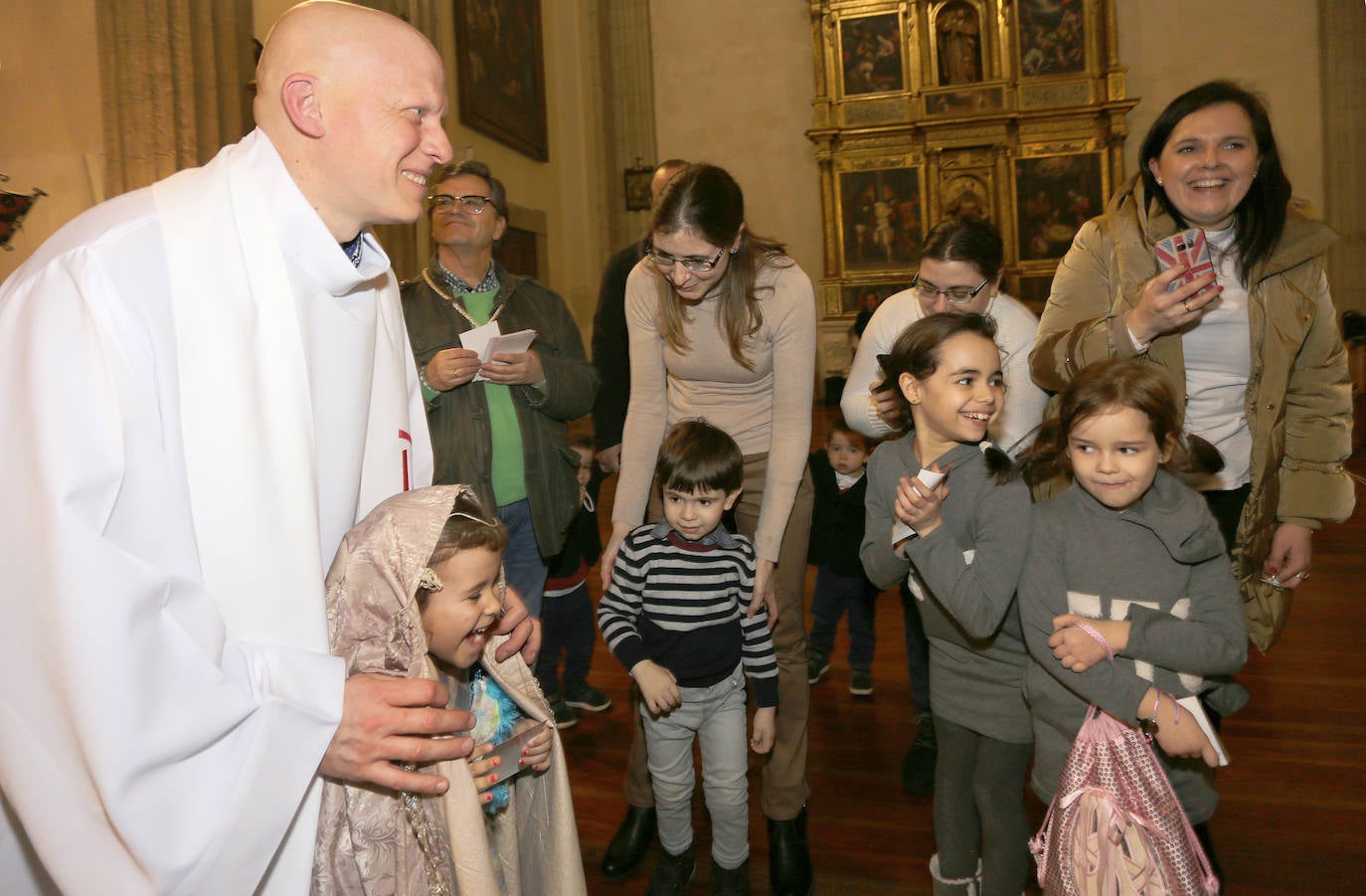 Los niños palentinos se protegen con el manto de la patrona. 