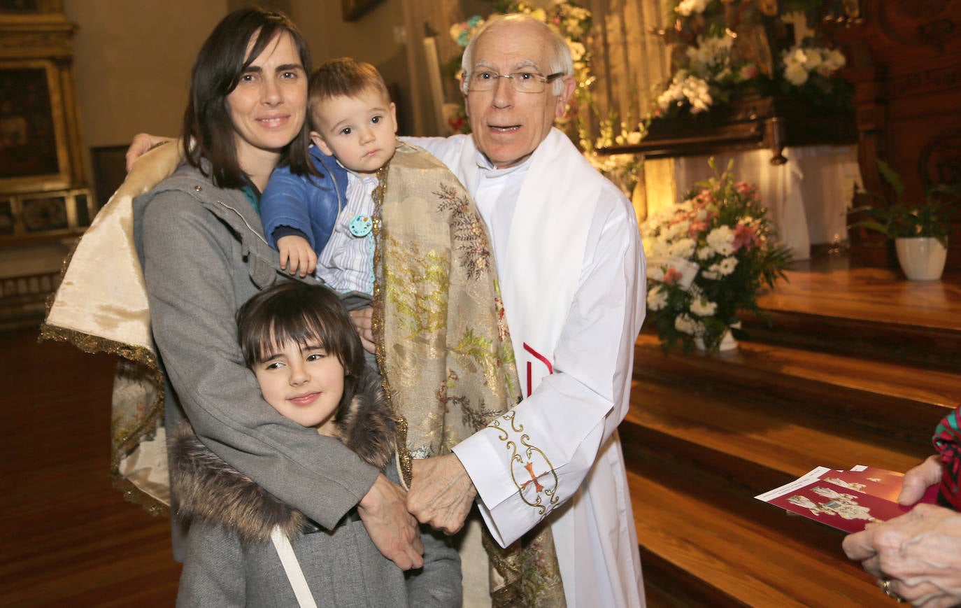 Los niños palentinos se protegen con el manto de la patrona. 