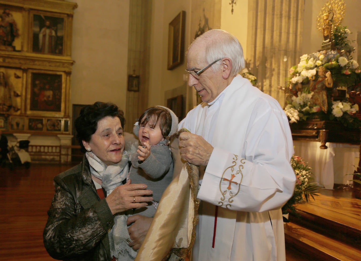 Los niños palentinos se protegen con el manto de la patrona. 