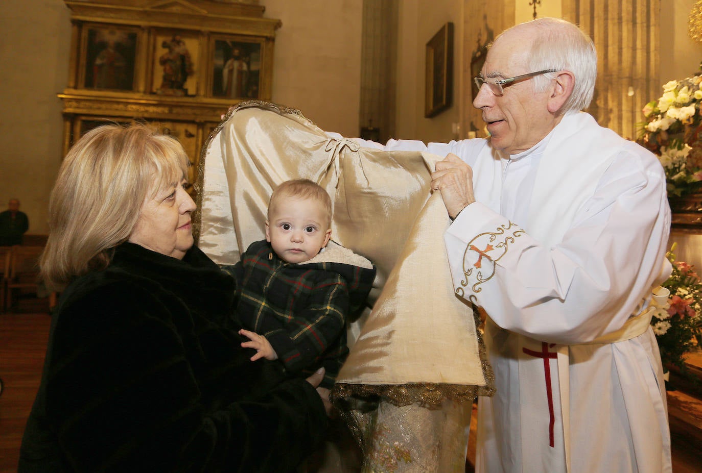 Los niños palentinos se protegen con el manto de la patrona. 