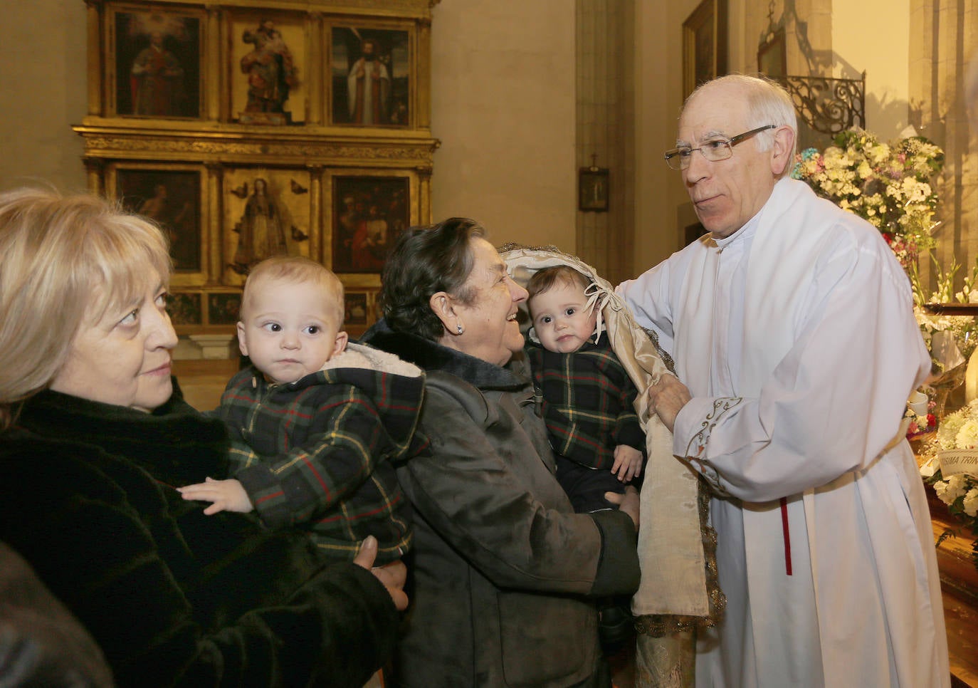Los niños palentinos se protegen con el manto de la patrona. 