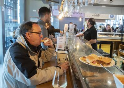 Imagen secundaria 1 - Clientes en las barras de La Criolla, el Bar Cerezal del Mercado del Val y Jamonería Sarmiento, el jueves.