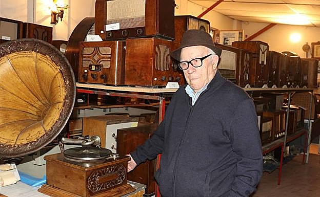 Luis muestra varias de las piezas de su colección de radios.