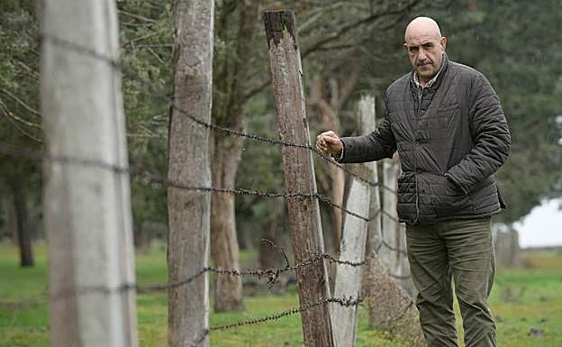 El ganadero José Luis Mayoral, junto al vallado de alambre de espino por donde se cuelan los lobos. 