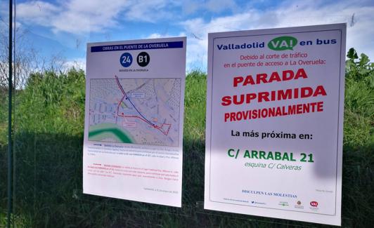 Cartel que anuncia el corte de tráfico y la supresión de esta parada de autobús por parte de Auvasa. 