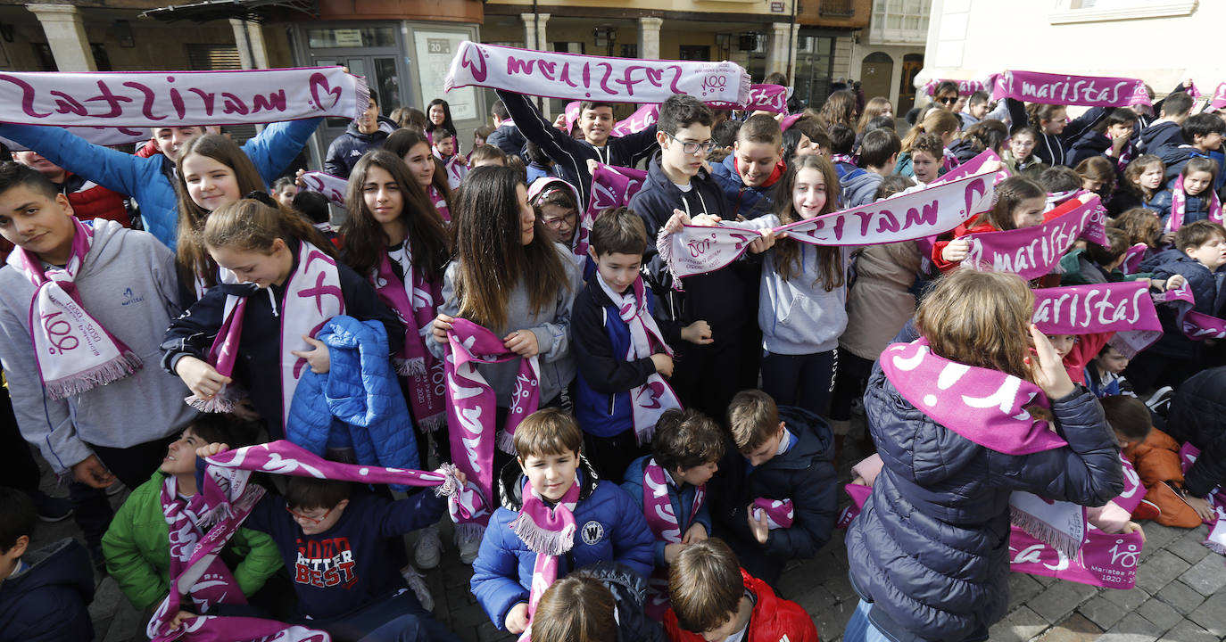 El colegio Maristas de Palencia celebra su centenario en la Plaza Mayor.