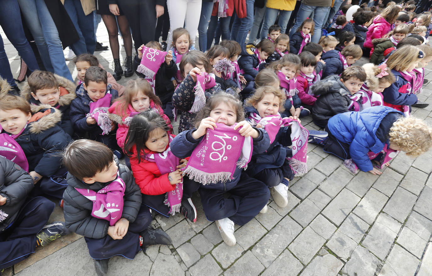 El colegio Maristas de Palencia celebra su centenario en la Plaza Mayor.