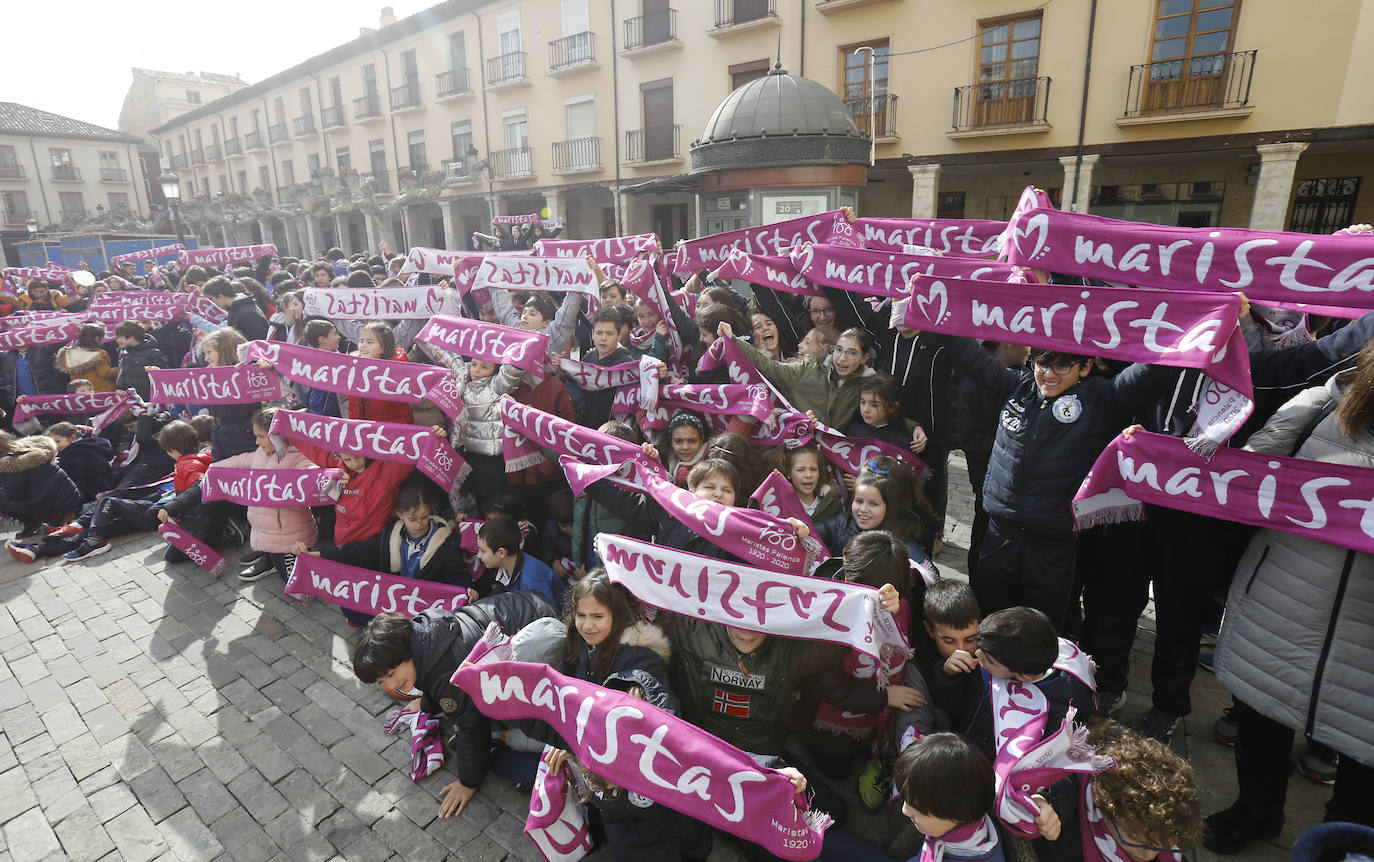 El colegio Maristas de Palencia celebra su centenario en la Plaza Mayor.