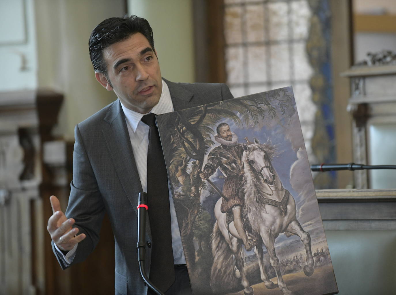 El alcalde, Óscar Puente, acepta una réplica del cuadro de Rubens de VOX, bromea con su condición de ir a caballo y recuerda que fue «el primer especulador de la historia».