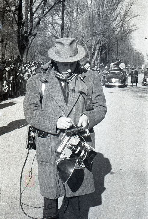 El domingo 19 de enero de 1958, veinte mil personas presenciaron la prueba que se celebró en el paseo alto de las Moreras | La prueba consistió en formar una barrera humana sobre una moto Vespa con diez y siete hombres abordo y así recorrer más de quinientos metros, batiendo el récord mundial que los ingleses habían establecido días antes | La 'Vespa' era conducida por Virgilio Collantes, el gran héroe del día