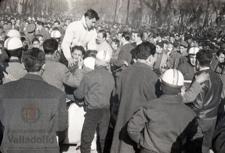 El domingo 19 de enero de 1958, veinte mil personas presenciaron la prueba que se celebró en el paseo alto de las Moreras | La prueba consistió en formar una barrera humana sobre una moto Vespa con diez y siete hombres abordo y así recorrer más de quinientos metros, batiendo el récord mundial que los ingleses habían establecido días antes | La 'Vespa' era conducida por Virgilio Collantes, el gran héroe del día